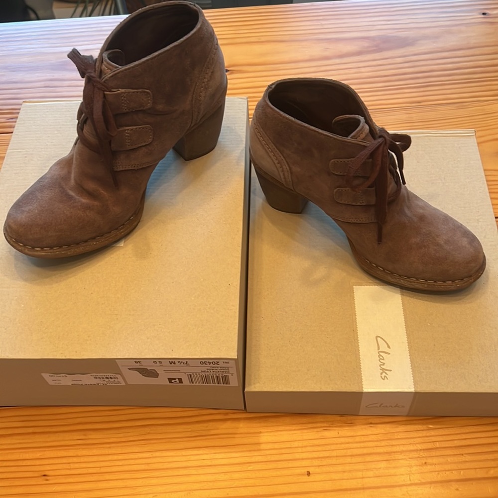 Clark’s Carleta Lyon Boot - Khaki Suede - Picture 2 of 6